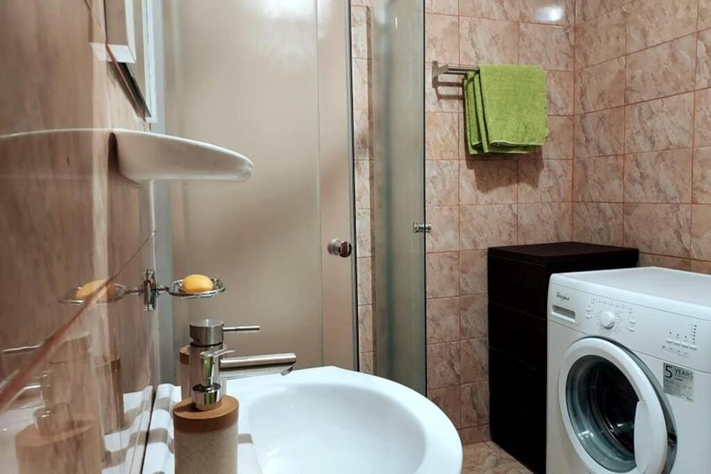 Spacious Flat, With Free Parking & Air Conditioning Флорешть Екстер'єр фото
