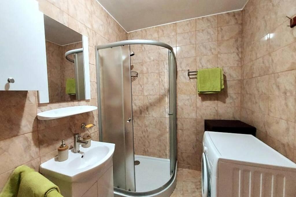 Spacious Flat, With Free Parking & Air Conditioning Флорешть Екстер'єр фото